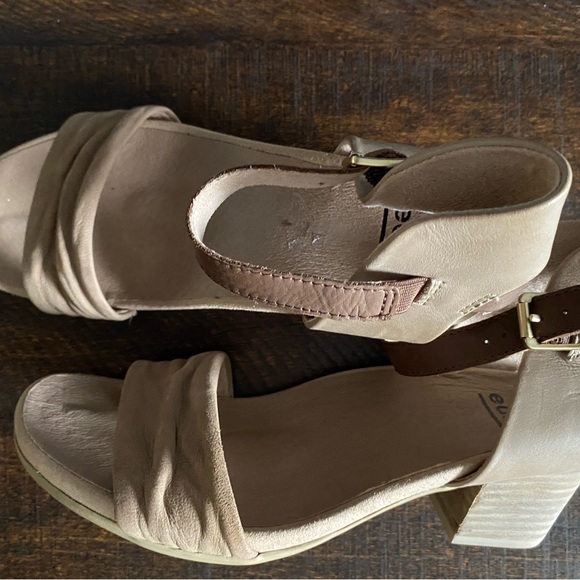 Earth Ivy Symphony Sand Nubuck Sandal Block Heels size 7 - Picture 3 of 16